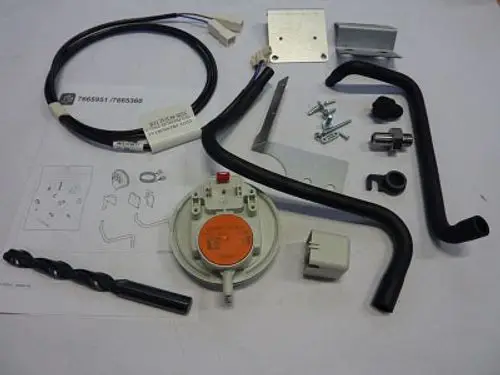 Set mit verschiedenen Komponenten, darunter ein Luftdruckschalter, Schläuche, Kabel und Befestigungselemente, hergestellt von Remeha, zur Verwendung in Heizsystemen.